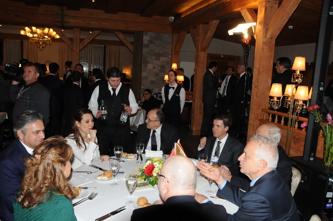 Davutoğlu, Davos'ta iş adamlarıyla bir araya geldi