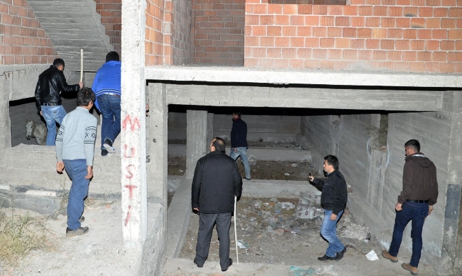 Bu mahalle gece boyu sopalarla sokakta sabahladı!