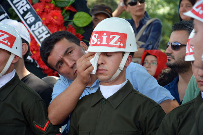 İdris Güllüce, şehit Yasin Gencer'in cenazesinde gözyaşlarını tutamadı