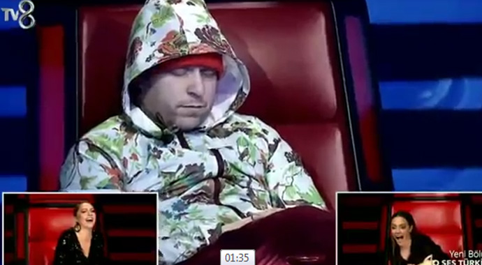 Gökhan yine bir ilke imza attı! Stüdyoda uyuyakaldı