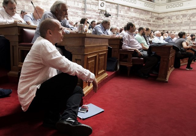 Yunanistan parlamentosunda bakan Varoufakis'in zor anları
