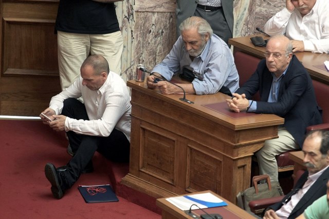 Yunanistan parlamentosunda bakan Varoufakis'in zor anları