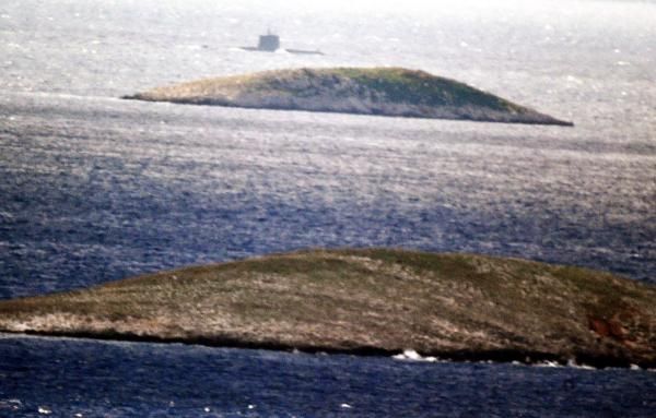 Türk denizaltısı ile Yunan botu yine karşı karşıya