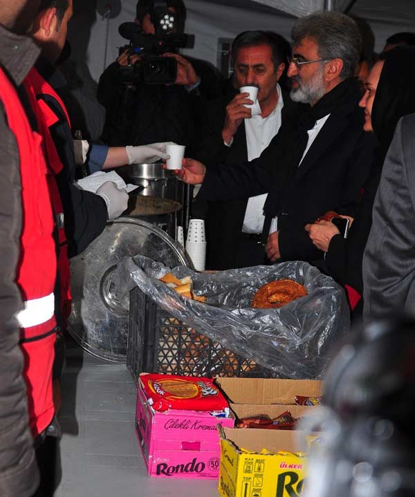 Taner Yıldız gece teftişine çıktı, işçilerle çorba içti