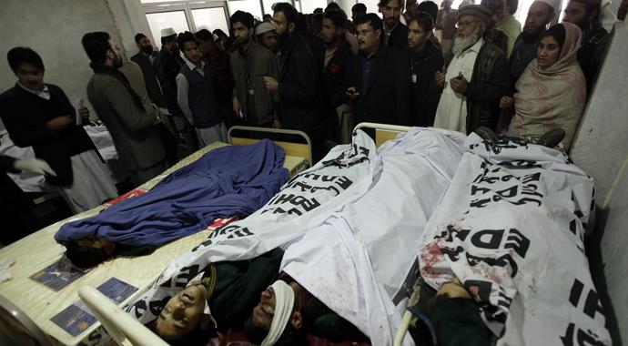 Taliban militanları üzerinde bombalarla okul bastı, 126 ölü var
