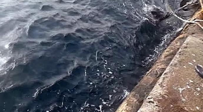 İstanbul Boğazı'nda 3 defa oluyor, şaşırılmayacak gibi değil!