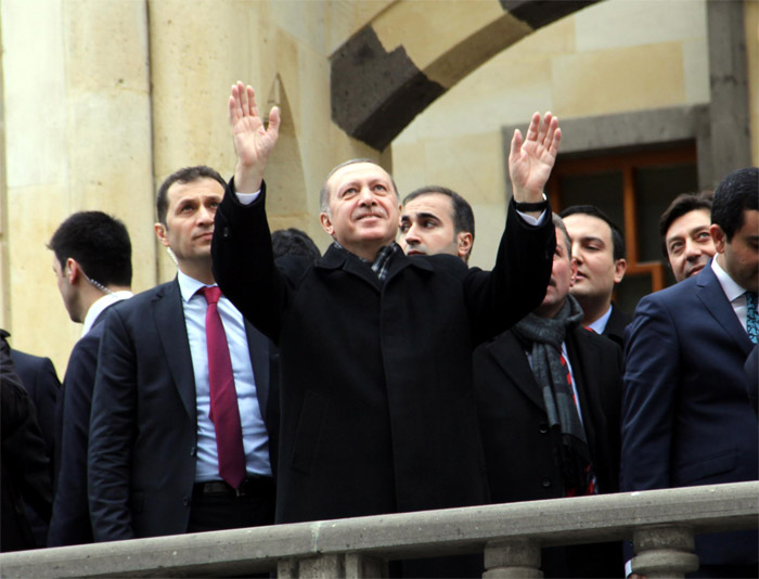 Cumhurbaşkanı Erdoğan camiye yürüyerek gitti