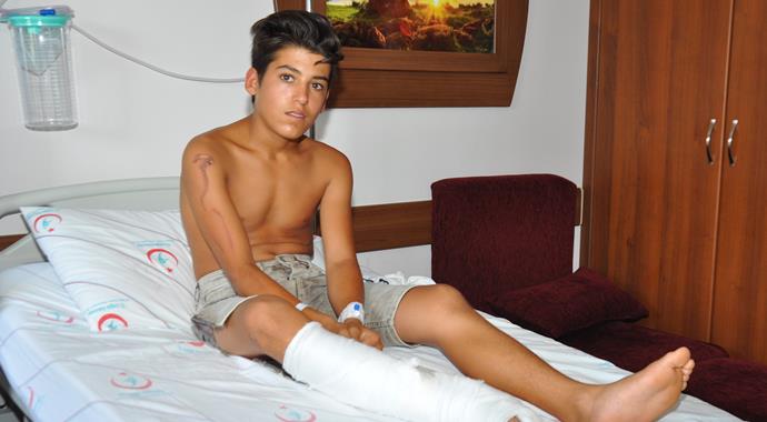 Dördüncü kattan otomobilin üstüne düştü, ölmedi