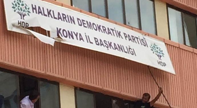 Konya'da HDP İl Başkanlığı tabelası söküldü