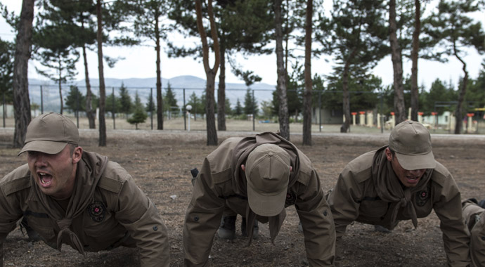 Özel harekatçılar teröristlere göz açtırmıyor