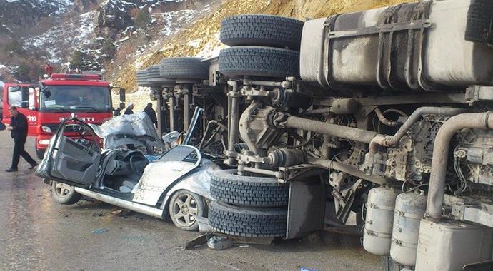 Çorum'da TIR otomobilin üzerine devrildi