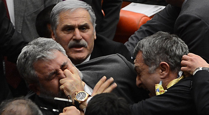 Meclis'te 'dershane' kavgası! Vekil hastaneye kaldırıldı