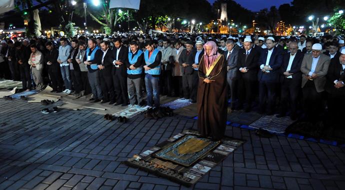 Binlerce kişi Ayasofya önünde secde etti