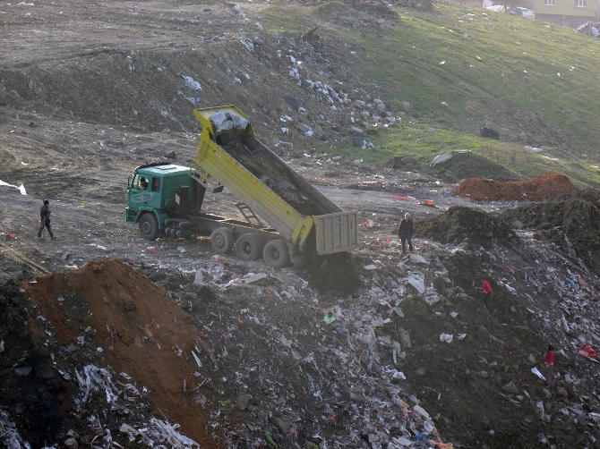 Zabıtaya levyeli saldırı