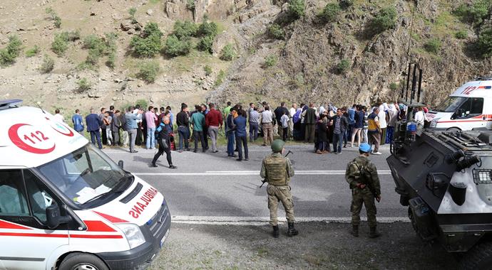 Kamyonet Zap Suyu'na uçtu: 2 kişi kayıp