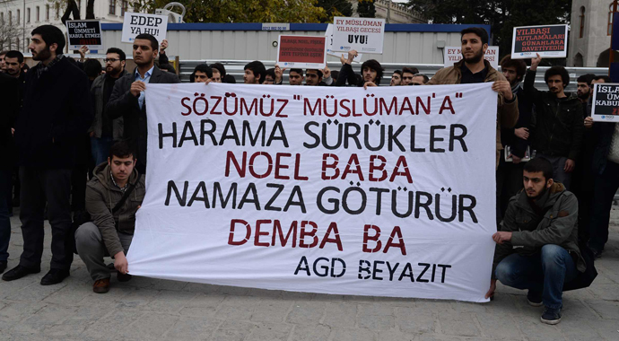 'Harama Sürükler Noel Baba, Namaza Götürür Demba Ba'