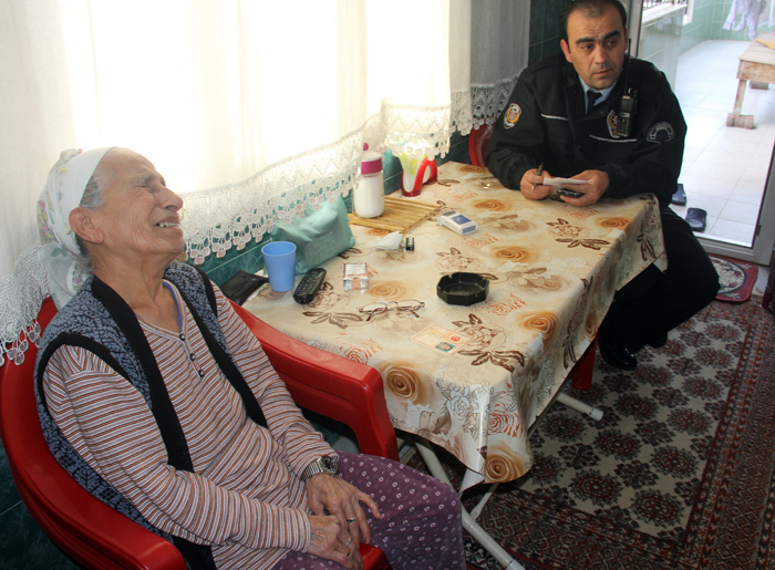 Yaşlı kadın 5 bin 60 TL'yi balkondan çöpe attı