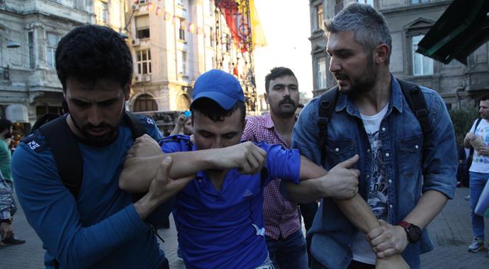 Taksim'de korsan gösteriye polis müdahalesi
