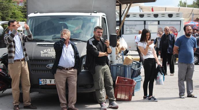 Bağımsız aday, boş alanda miting yaptı