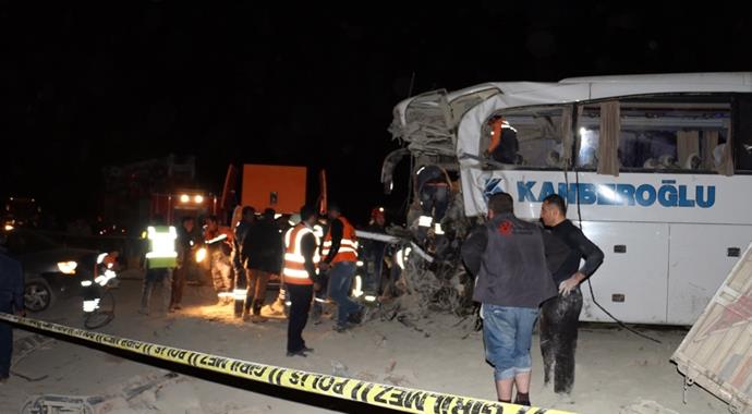 Erzurum'da otobüs TIR'a çarptı: 3 ölü, 24 yaralı