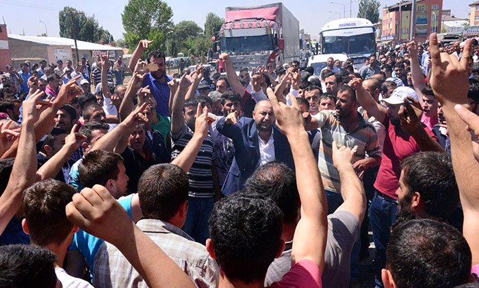 Pasinler Emniyet Müdürlüğü'ne halktan baltalı, kürekli destek