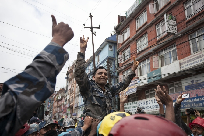 Nepal'deki derpemin ardından bir genç enkazdan 5 gün sonra diri çıktı