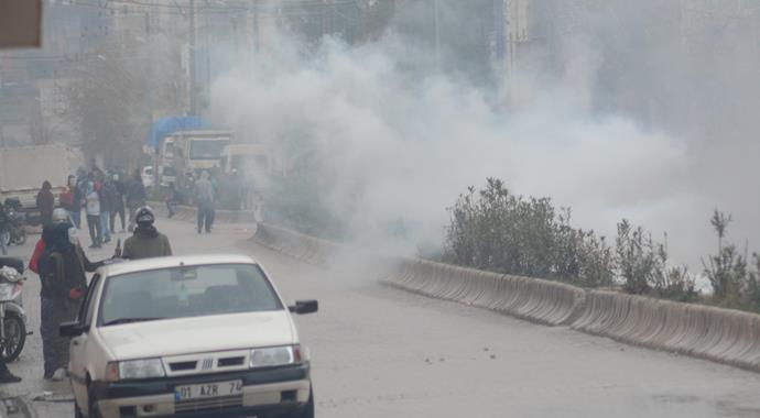 Nusaybin'de yol kesip polise bomba attılar