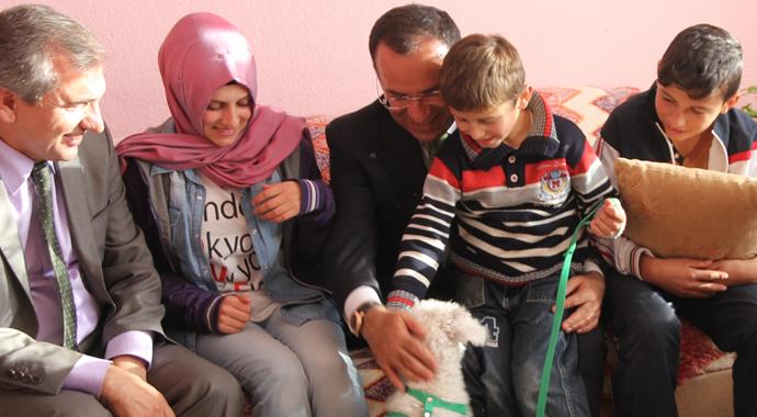 Cumhurbaşkanı Erdoğan Ömer Faruk'a köpek hediye etti