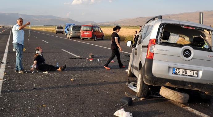 Erzurum'da korkunç kaza: 2 ölü, 5 ağır yaralı