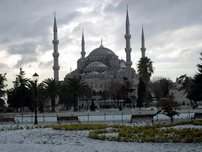 Sultanahmet Meydanı beyaza büründü