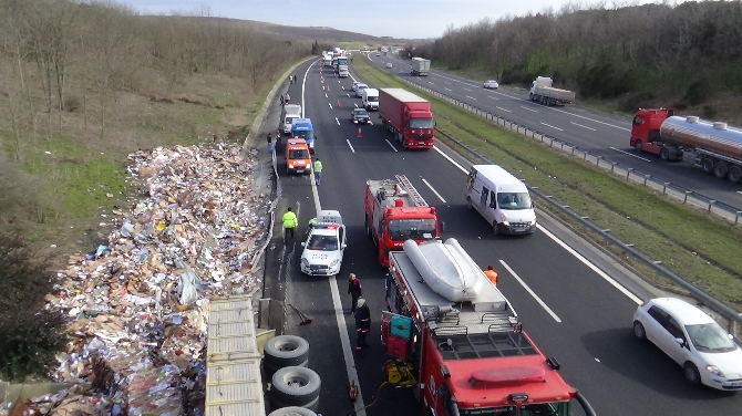 TEM'de kamyon devrildi: 1 ölü
