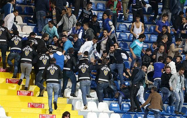 Kasımpaşa-Torku Konya maçında tribün kavgası