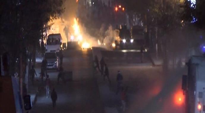 Gazi Mahallesi'nde polise molotof yağmuru