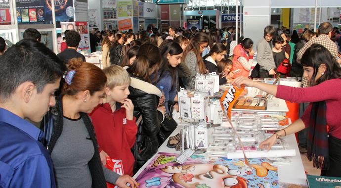 Kitap fuarına ziyaretçi akını