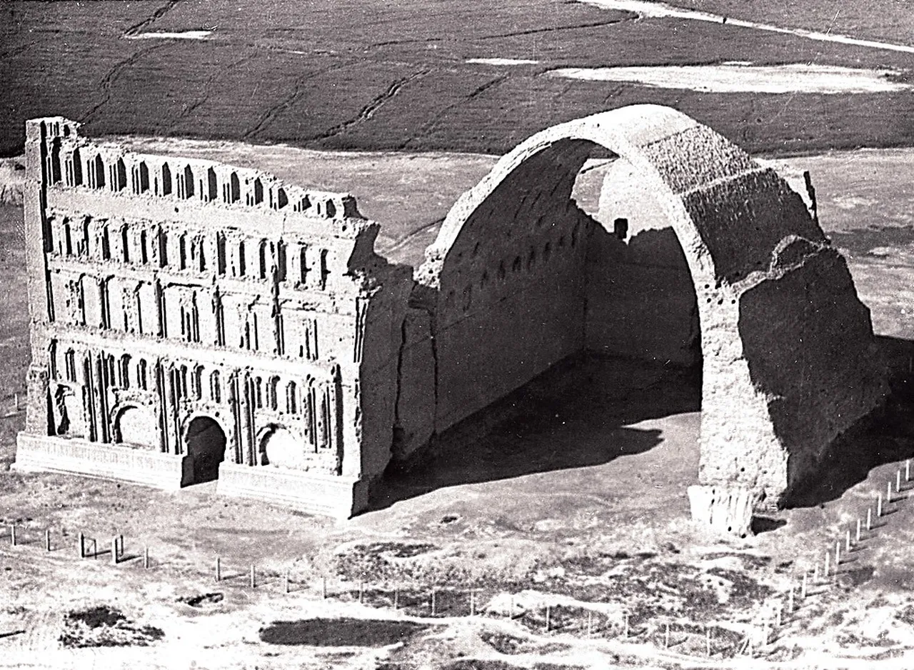 İran Kisrası’nın Bağdat yakınlarındaki Medayin şehrinde bulunan sarayının ayakta kalan duvarları. Bizans’tan sonra zamanın en büyük ve ihtişamlı devletinin kralı olan İran Kisrası’nın sarayının on dört kulesi, âlemlere rahmet olarak gönderilen Muhammed Aleyhisselam’ın dünyayı teşrif ettikleri zaman yıkılmıştır.