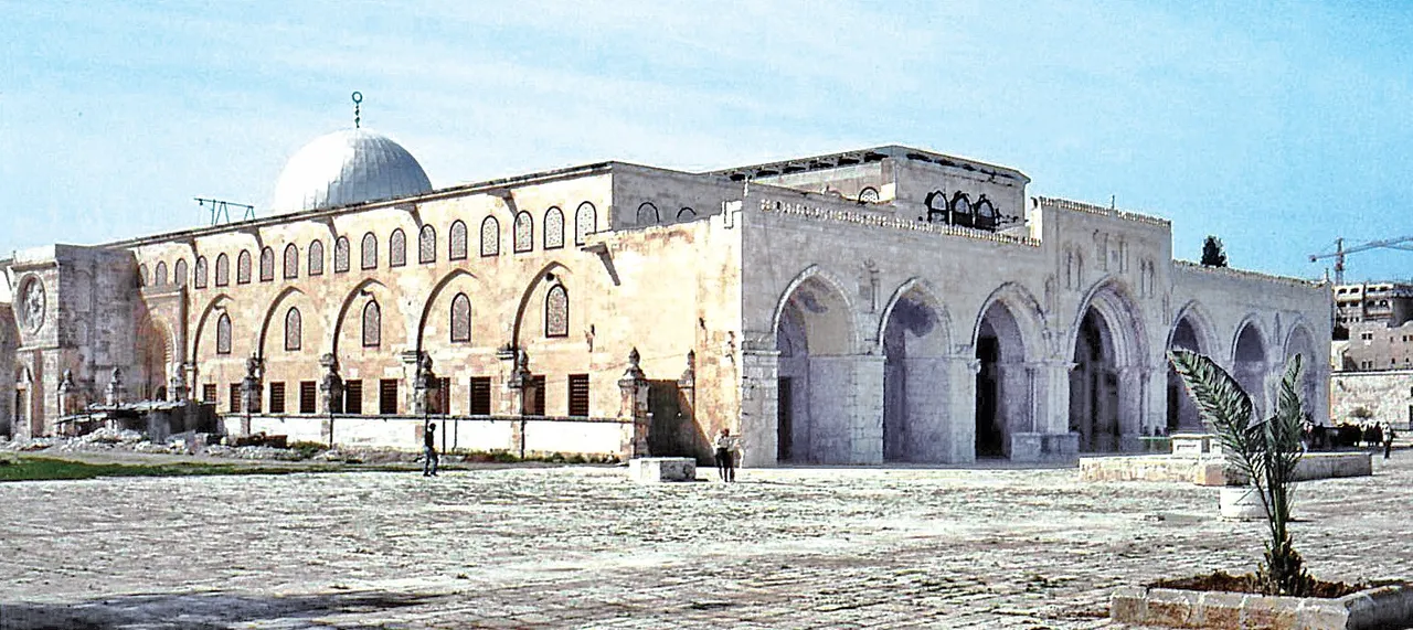 Kudüs'te Mescid-i Aksa: Mescid-i Haram ve Mescid-i Nebi'den sonra mescidlerin en kıymetlisi olan Mescid-i Aksa'da Peygamber Efendimiz Miracı sırasında geçmiş peygamberlerin ruhlarına imam olup cemaatle namaz kılmışlardı. Mescid-i Aksa, hicretten on altı ay sonrasına kadar kıble olarak kaldı.