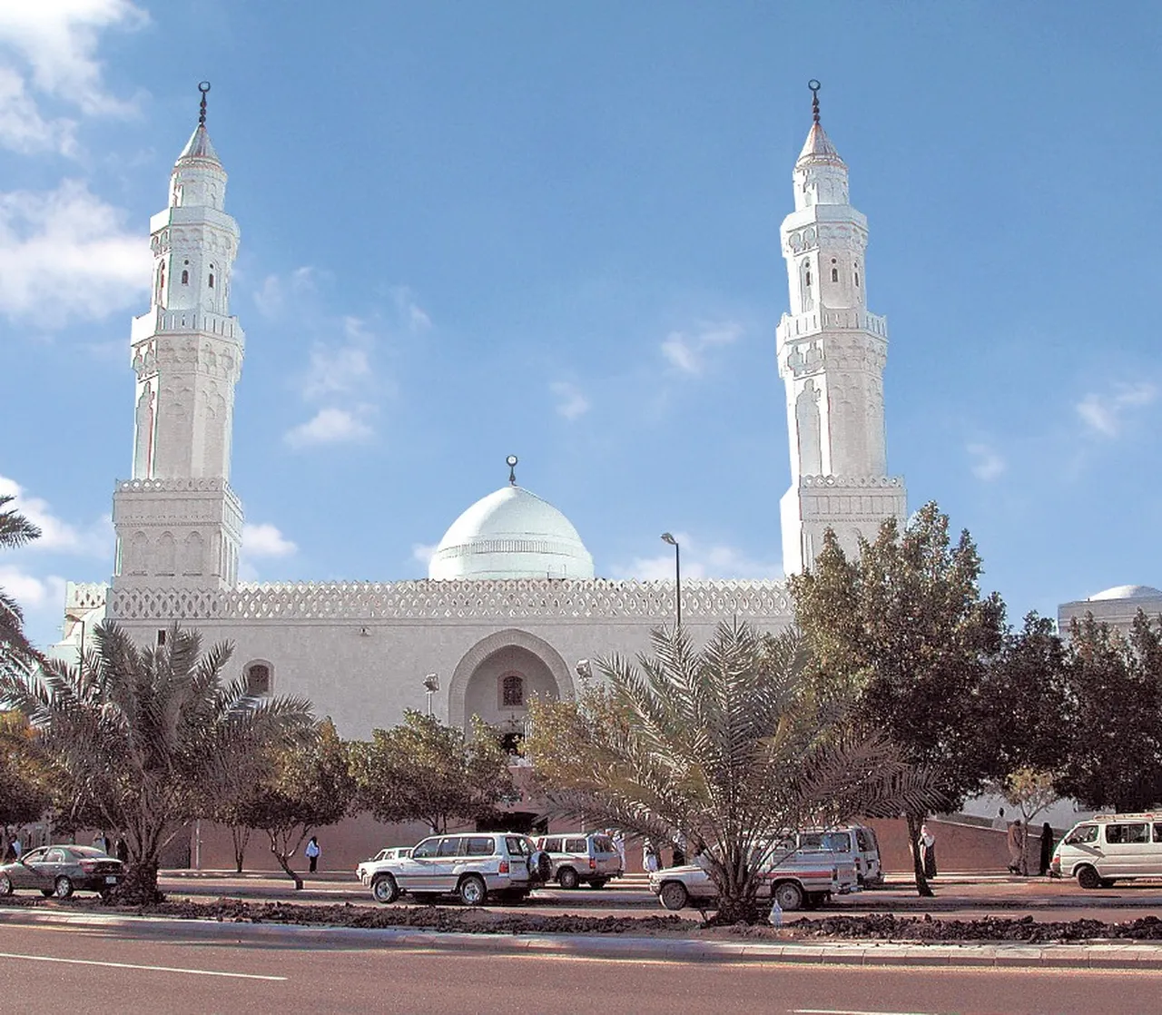 Peygamber Efendimizin Mescid-i Aksa'ya dönerek kılmaya başladığı namazı vahiy gelmesi sebebiyle Kâbe'ye dönerek tamamlaması sebebiyle iki kıbleli mescid anlamına gelen Kıbleteyn adıyla anılan mescit.