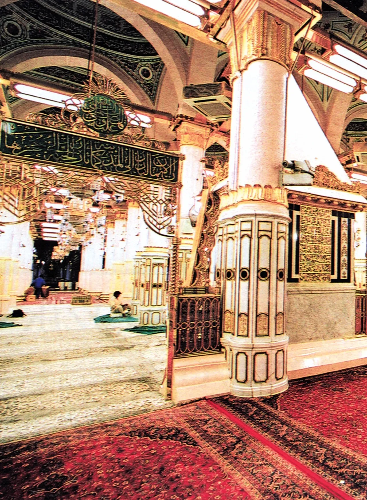 Mescid-i Nebevî’nin iiççiindeen biirr görrünüşş..