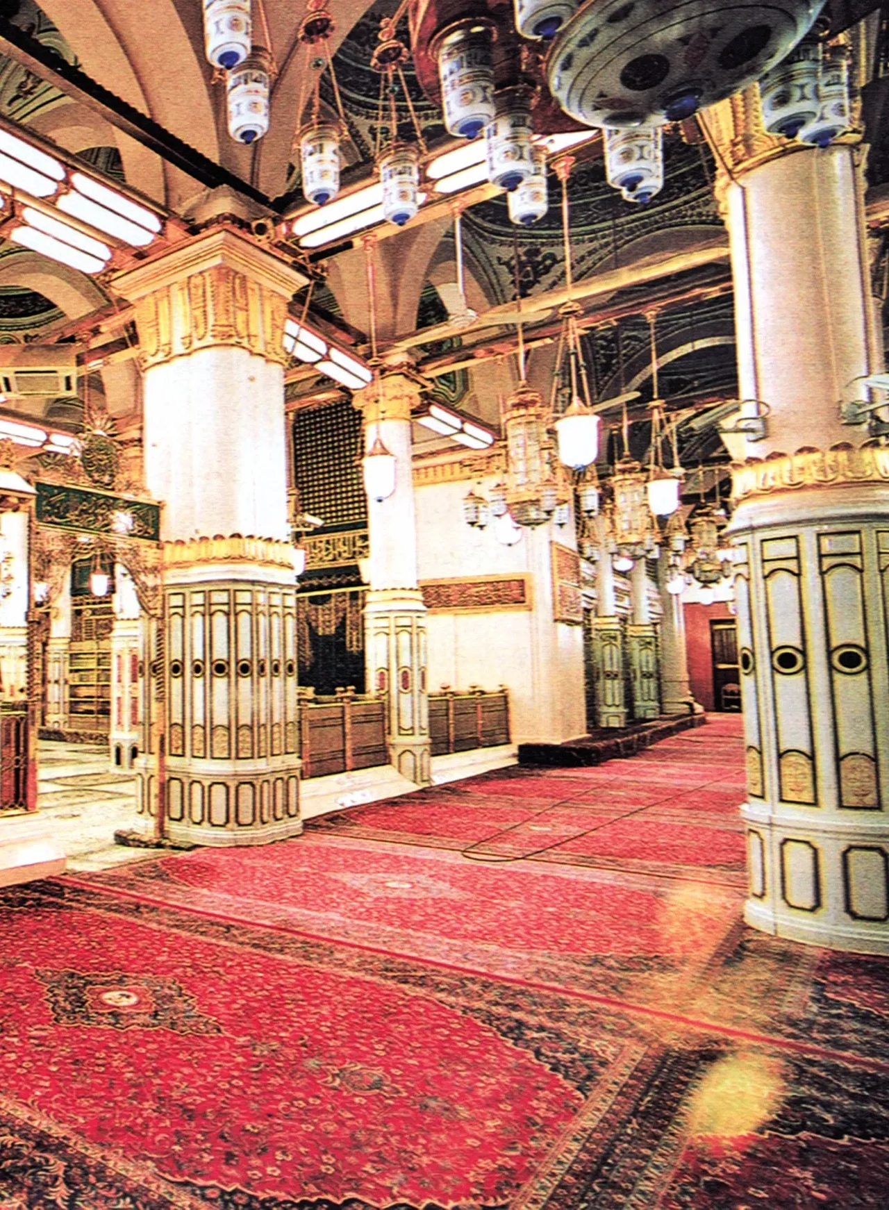 Mescid-i Nebevî’nin iiççiindeen biirr görrünüşş..