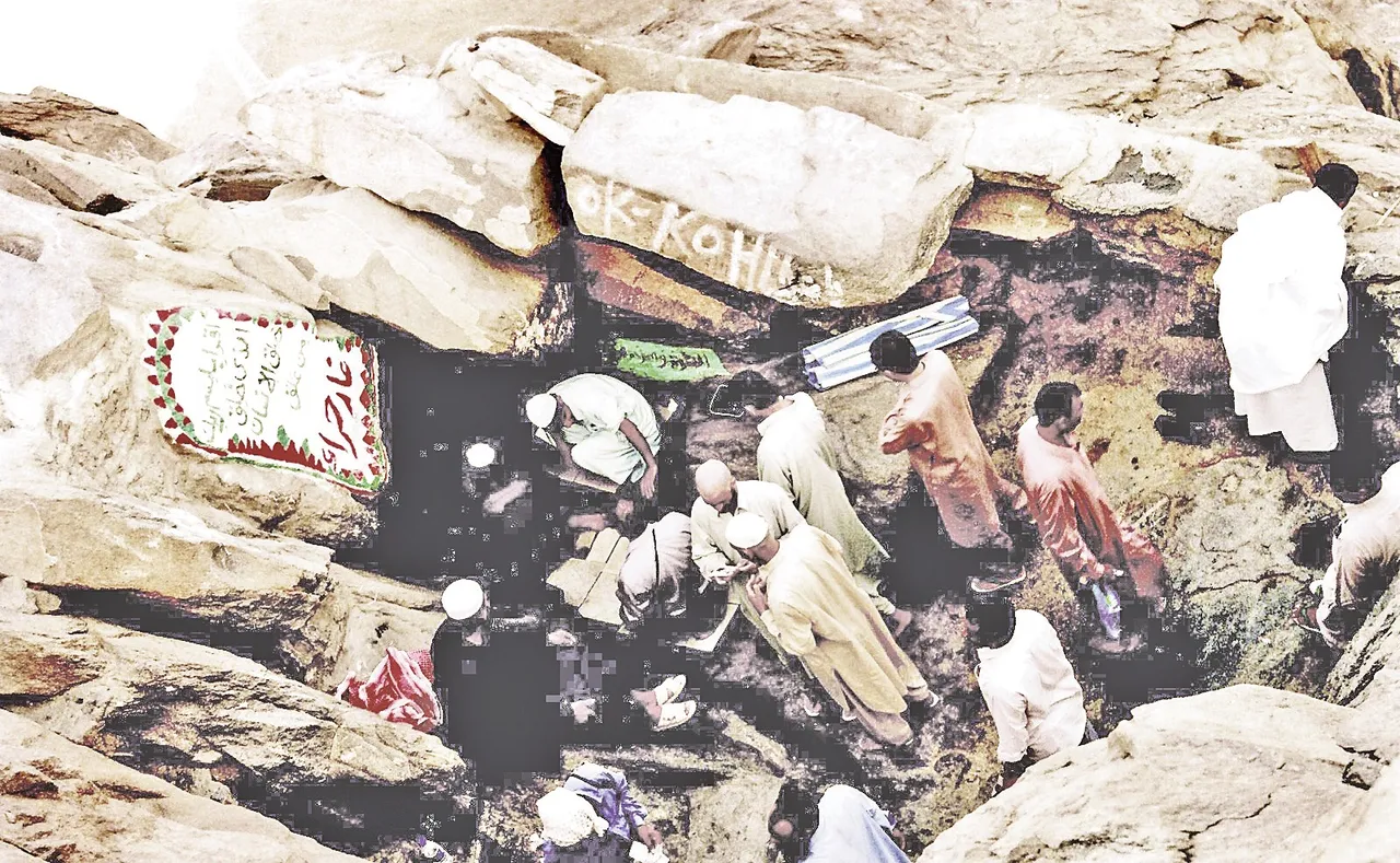 Allahü teala’nın habibi Peygamber Efendimize ilk vahiy Hira Dağı’ndaki bu mağarada geldi.