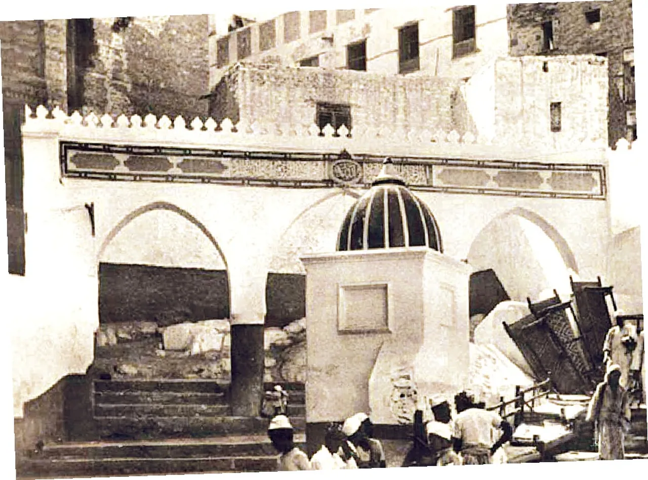 Safa tepesi: Peygamber Efendimiz, bütün insanlara ve cinne peygamber olarak gönderildiği ve insanları açıkca İslam’a davet etmesi emredildiği zaman, Safa tepesine çıkarak bu emri açıkca bildirmişti.