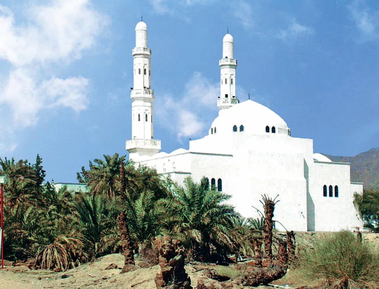 Hicretin ikinci yılında vuku bulan Bedr Harbi sırasında Peygamber Efendimizin savaşı idare etmesi için kurulan gölgeliğin bulunduğu tepede inşa edilen Mescid-i Ariş.