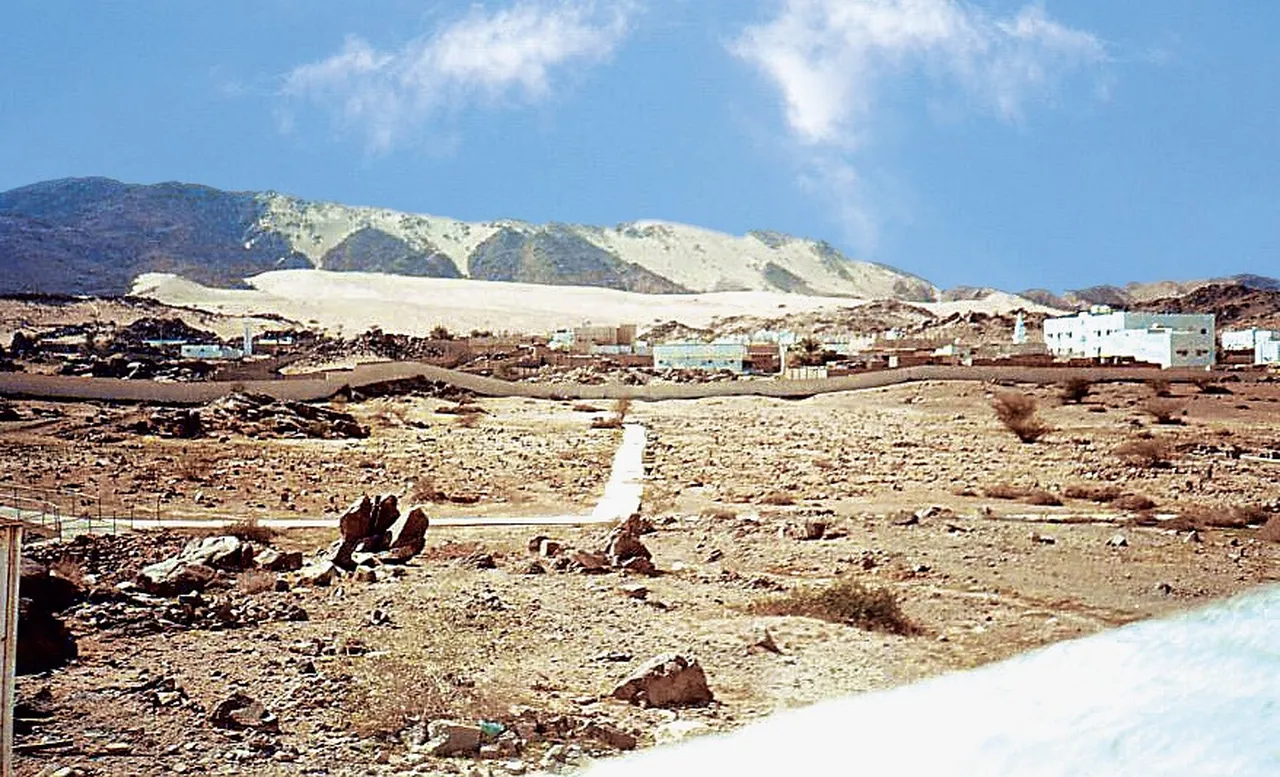 Bedr Harbi’nin yapıldığı yer. Arka planda meleklerin yardıma geldiği ifade edilen kum tepeleri (Cebelü’l Melaike).
