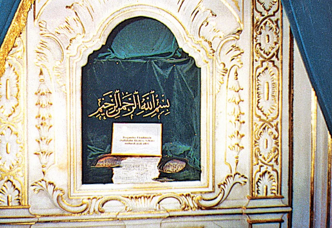 İstanbul Eminönü semtinde Birinci Abdülhamid Han Türbesi'nde muhafaza edilen kadem-i şerif. Mehmed Ziyad hazretleri, Irak'taki Kadem-i şerif köyünden İstanbul'a kadar başı üzerinde taşıyarak getirmiş ve padişaha hediye etmiştir.