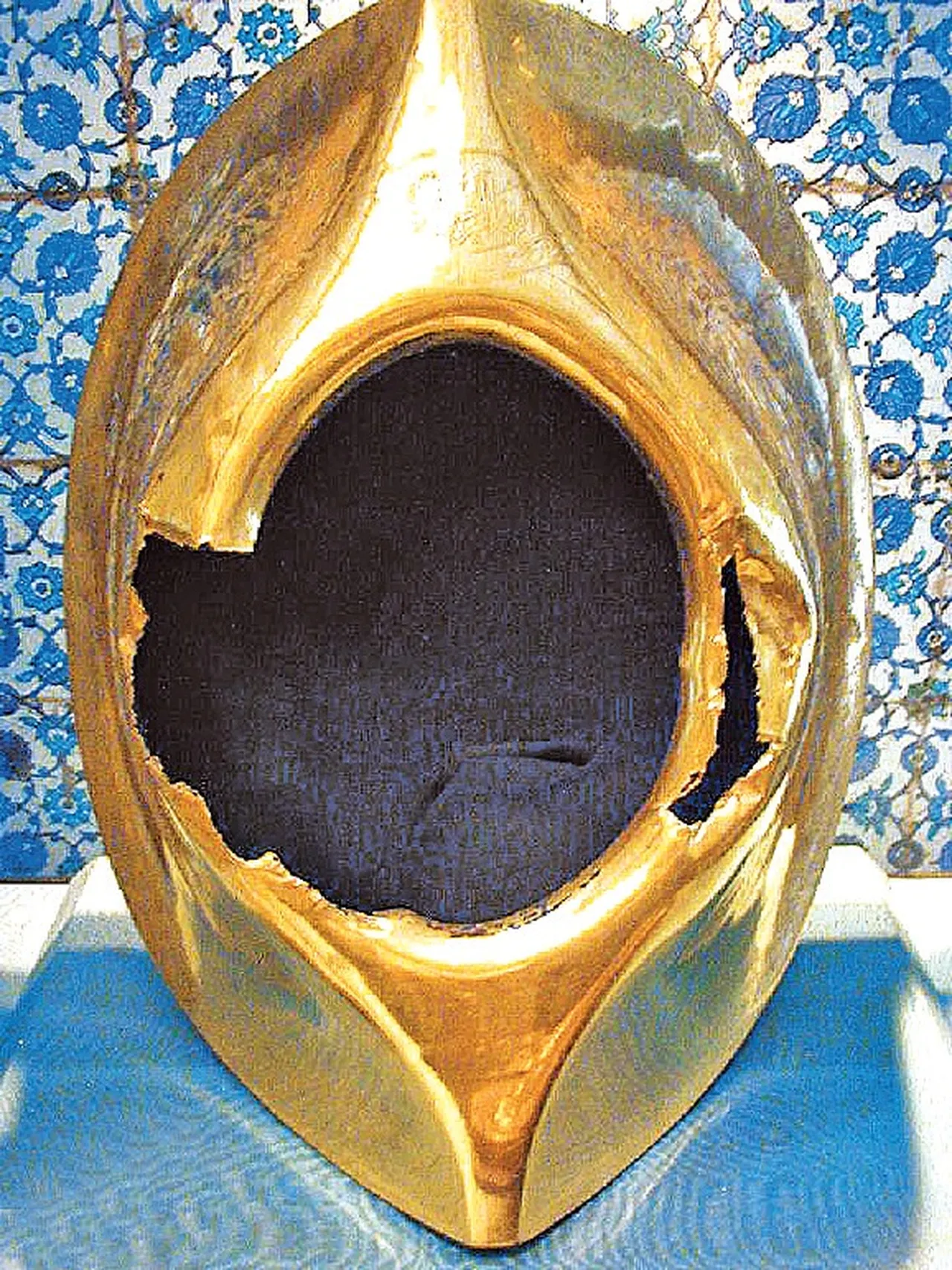 Cennet’ten indirilen Hacerü’l-Esved taşının muhafaza edildiği altından yapılmış eski çerçeve. Topkapı Sarayı’ndadır.