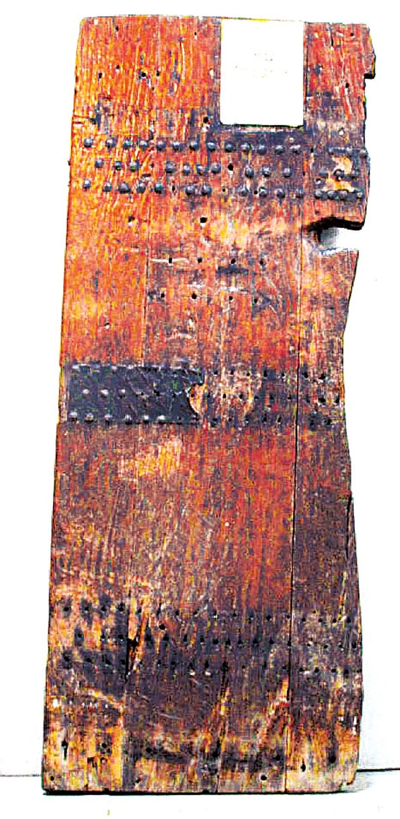 Kâbe içinde, Rükn-i Irakî köşesinde, tavana çıkmaya yarayan merdivenin önünde bulunan tövbe kapısının kanadı. Yerine yenisi yapıldığı için İstanbul’a getirilmiş olup Topkapı Sarayı Mukaddes Emanetler Bölümü’nde muhafaza edilmektedir.