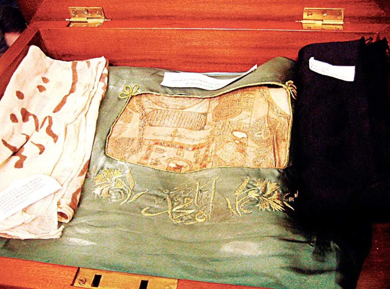 Peygamber Efendimize ait olduğu söylenen gömlek, Kâbe örtüsü ve hırka-i şerife sürülmüş mendil. İstanbul Fatih semtinde Yanyavî Mustafa İsmet Efendi Camii'nde bulunmaktadır.