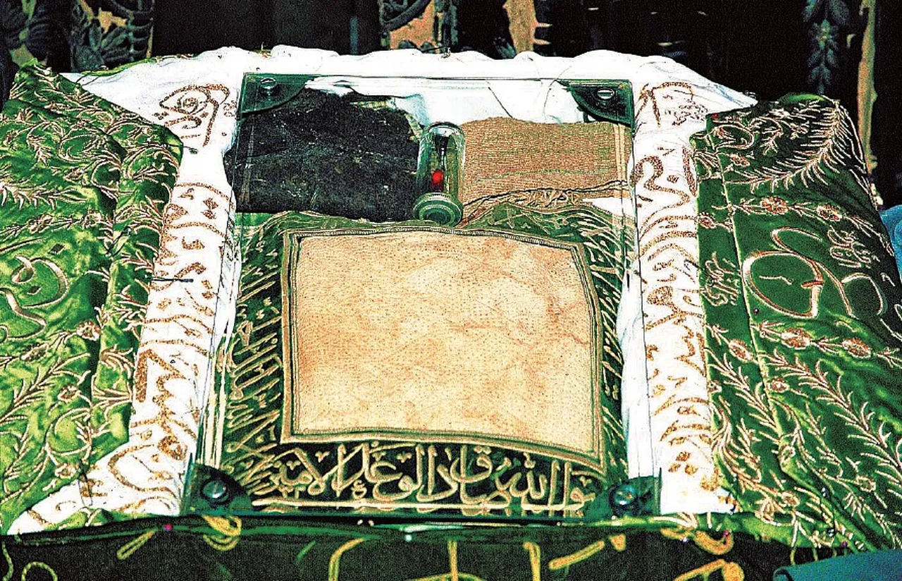 Resul-i Ekrem Efendimizin Veysel Karanî hazretlerine hediyesi olan Hırka-i şerif. İstanbul Fatih’te Sultan Abdülmecid Han tarafından yaptırılan Hırka-i Şerif Camii’nde Ramazan ayında ziyaret edilmektedir.