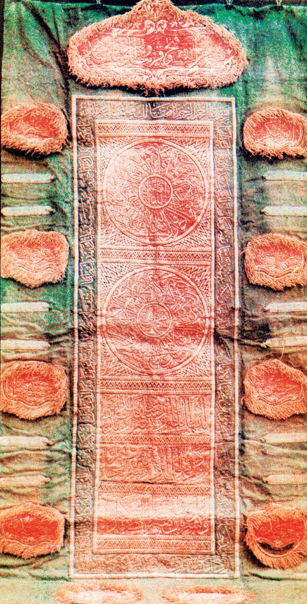 Mahmil Sancak-ı Şerifi’nin kılıfı. Mahmil sancağı; üzerinde Peygamber Efendimizin Sancak-ı şeriflerinin (Liva-i Saadet) bir parçasını taşıyan ve Haremeyn’e ait hizmetlerin karşılanması için her sene İstanbul’dan gönderilen para ve hediyeleri götüren Surre Alayı’nın sancağıdır.