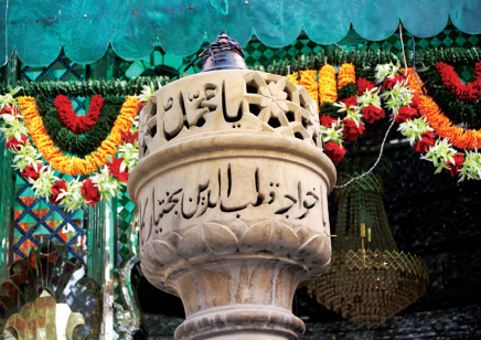 Hindistan'da yetişen evliyanın büyüklerinden.